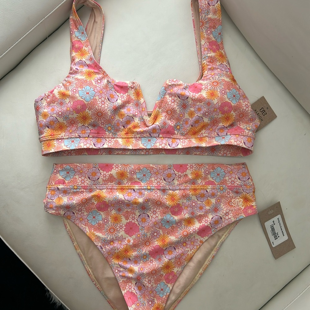 BNWT Albion Darling Pink V Wire Crop and Cheeky Bottoms SIZE M